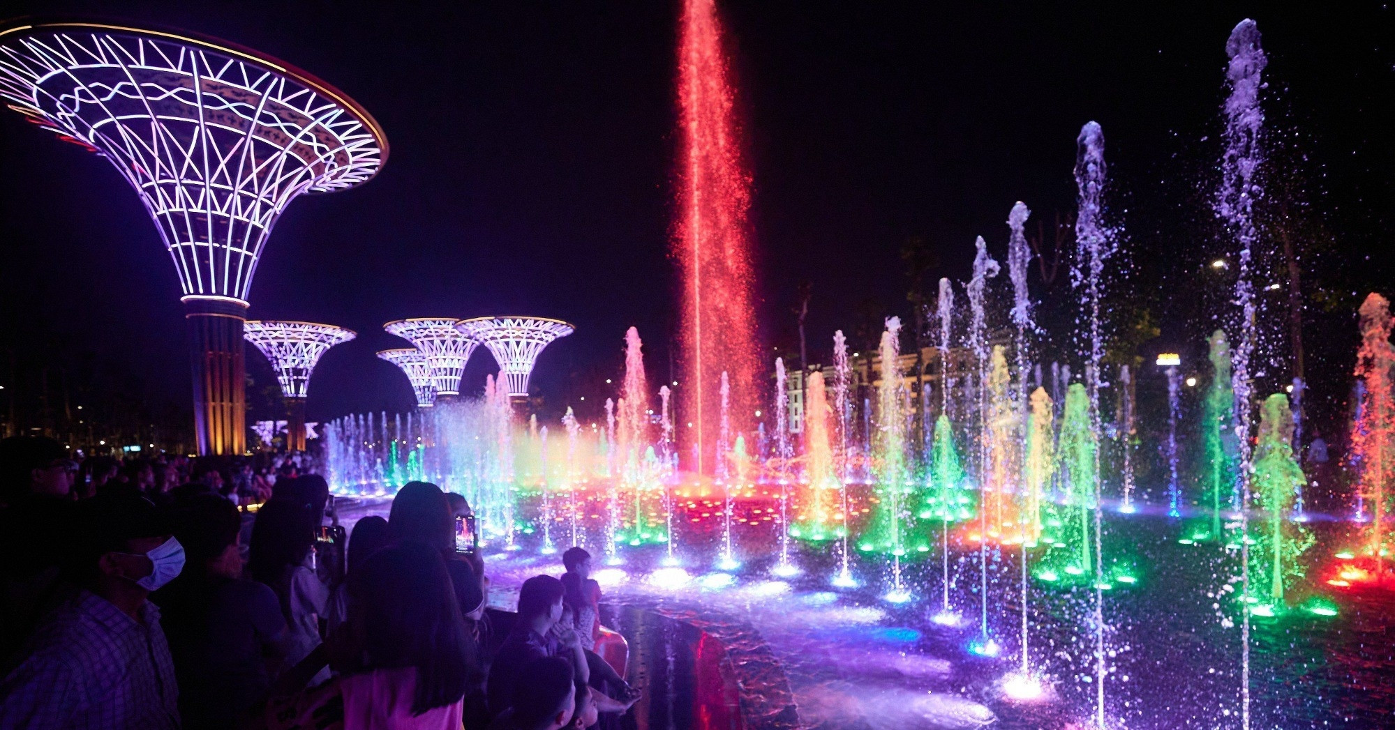 Du khách đổ về Sầm Sơn nghỉ lễ, chen chân xem show nhạc nước 'siêu hoành tráng'