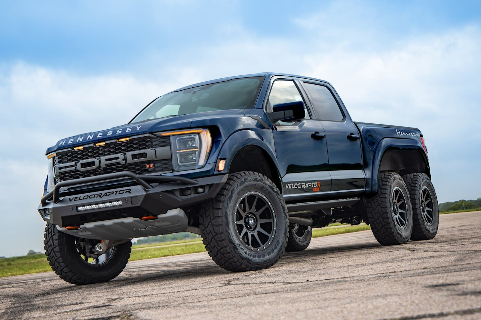 Ford F-150 Raptor R hóa “quái thú” 6 bánh trị giá nửa triệu đô