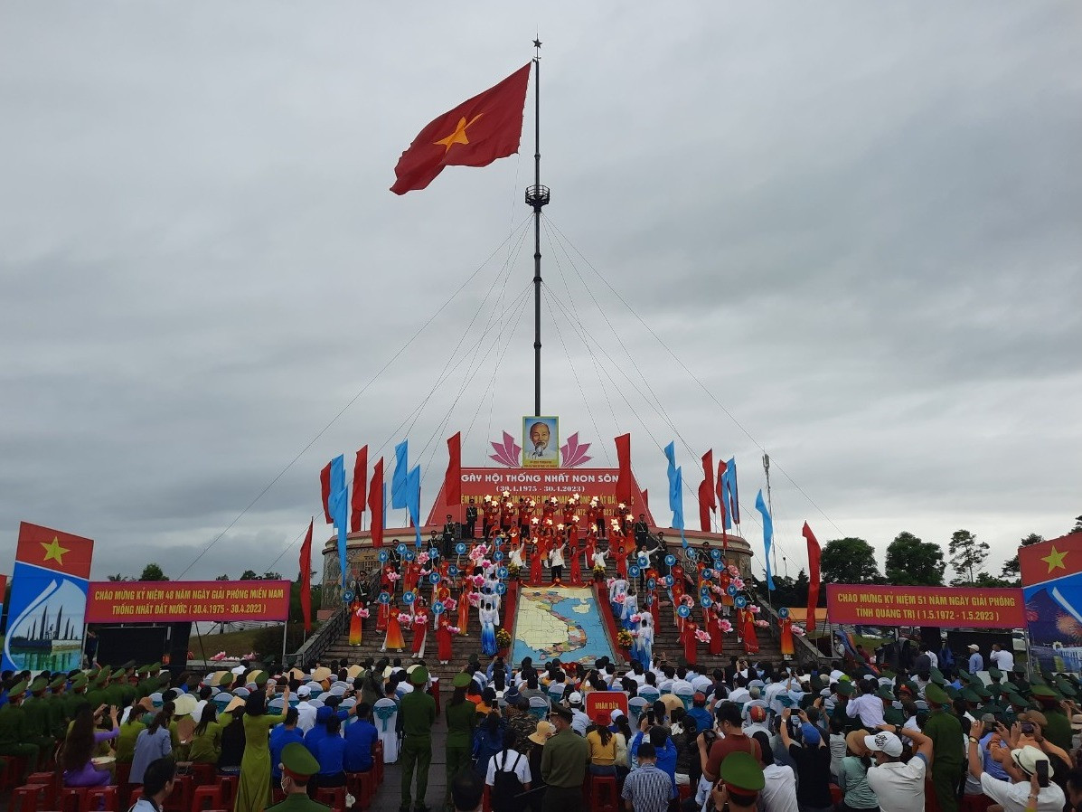 Thiêng liêng lễ Thượng cờ 'Thống nhất non sông' tại đôi bờ Hiền Lương – Bến Hải