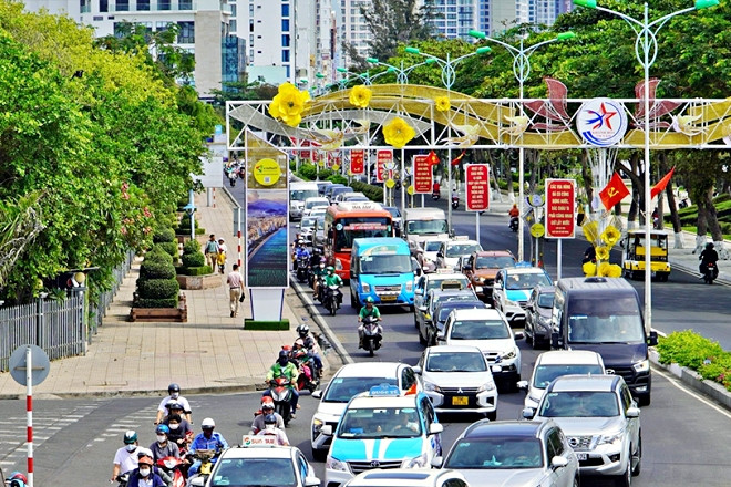 Du khách ùn ùn đổ về Nha Trang, Đà Lạt trong ngày nghỉ lễ thứ 2