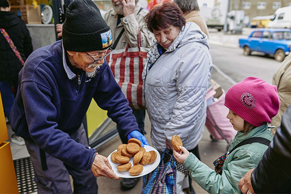 Ông cụ người Nhật lặn lội sang Ukraine mở quán cà phê miễn phí