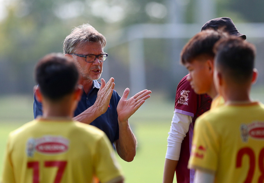 U22 Việt Nam bị quay lén, HLV Philippe Troussier lo lộ bài