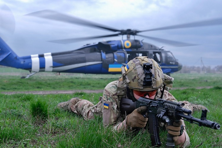 Video lính tình báo Ukraine huấn luyện với trực thăng Mỹ viện trợ