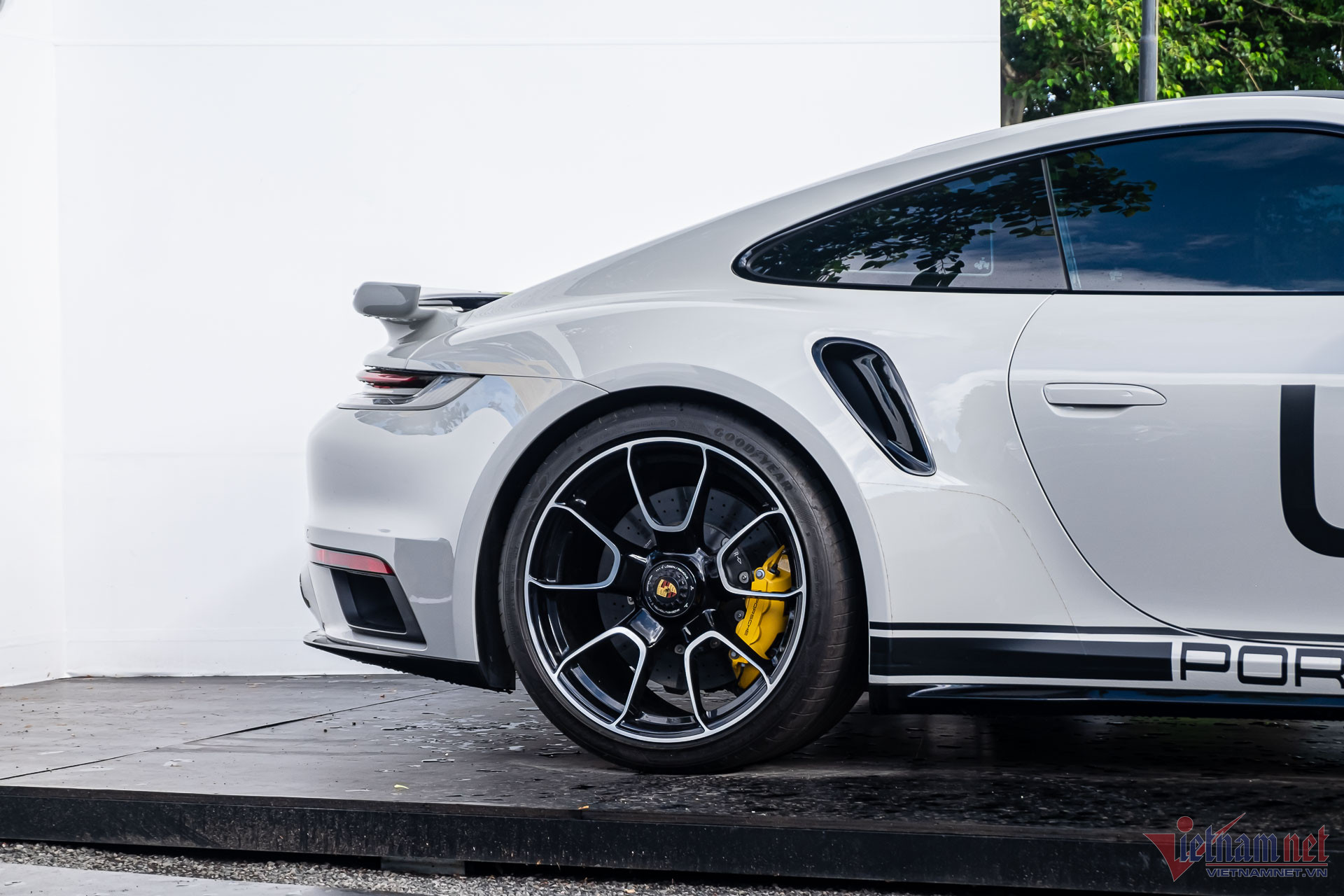 Ngắm Porsche 911 Turbo S trị giá hơn 16 tỷ của ông Đặng Lê Nguyên Vũ