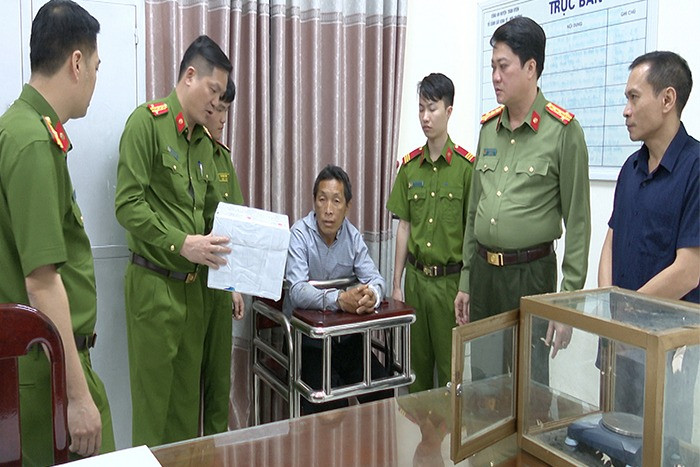 Bắt 2 đối tượng mua bán trái phép 9 bánh heroin, 1 bánh hồng phiến