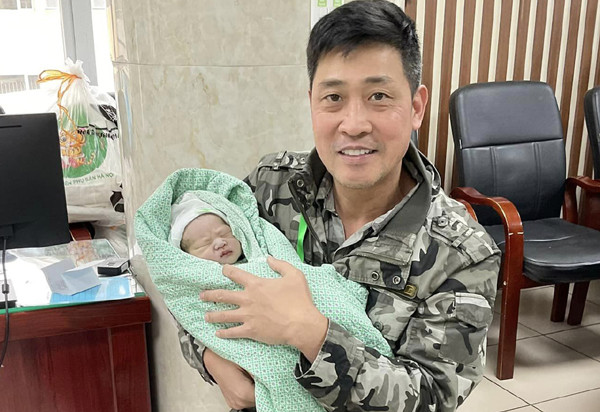 'Ông trùm Đấu trí': Sinh con thứ 4 bao nhiêu vất vả vợ tôi nuốt hết vào trong