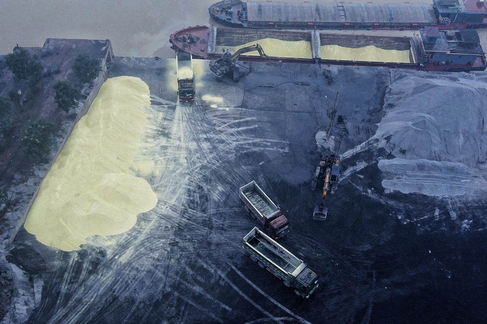 Cảnh sát môi trường kiểm tra bãi lưu huỳnh lộ thiên ở Hà Nội