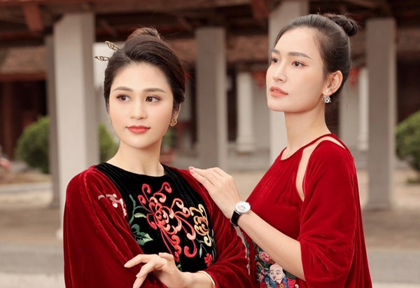 2 BTV Thời sự 19h của VTV đẹp, cuốn hút ở ngoài đời