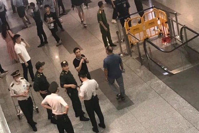 Hành khách nước ngoài trèo lan can tầng 3 ở sân bay Nội Bài, nhảy xuống tầng 1