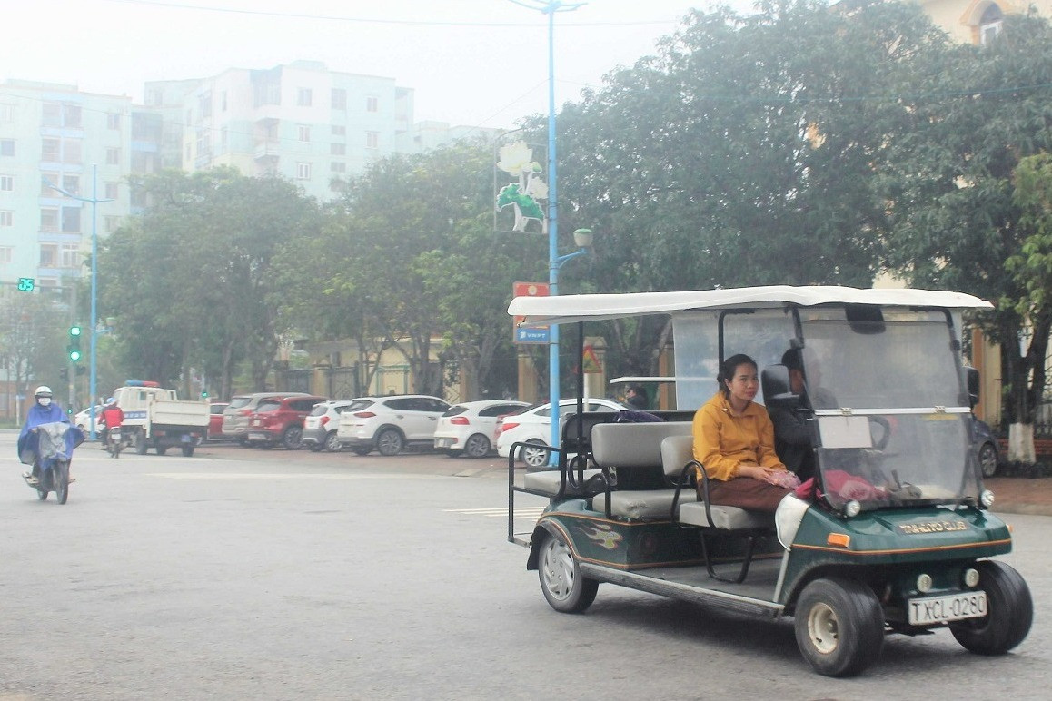 Siết xe điện trước mùa du lịch biển, Cửa Lò 'còn lúng túng'