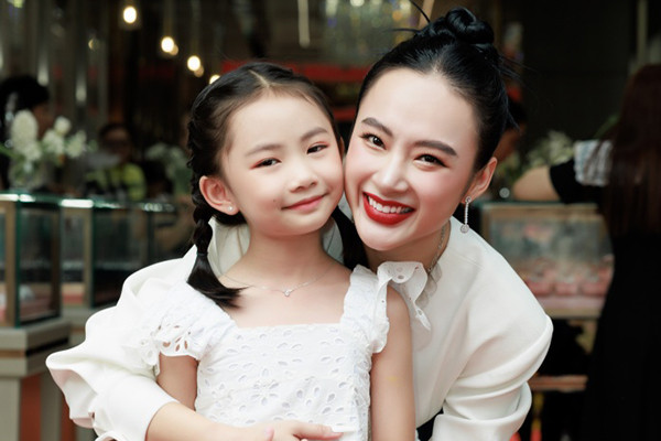 Angela Phương Trinh hé lộ về con gái nuôi 7 tuổi