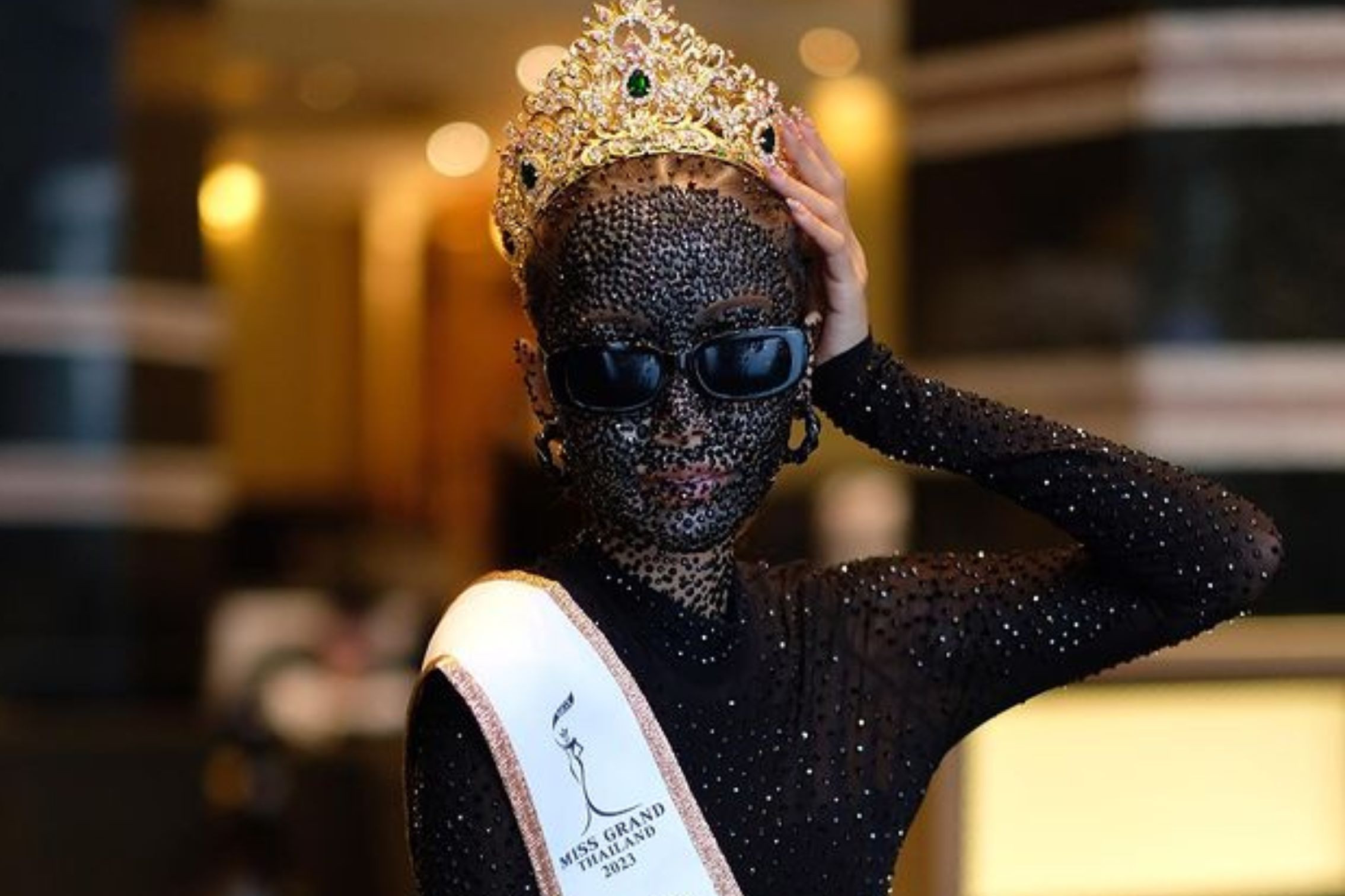 Thí sinh Hoa hậu Hoà bình Thái Lan gây sốc vì đính đá kín người