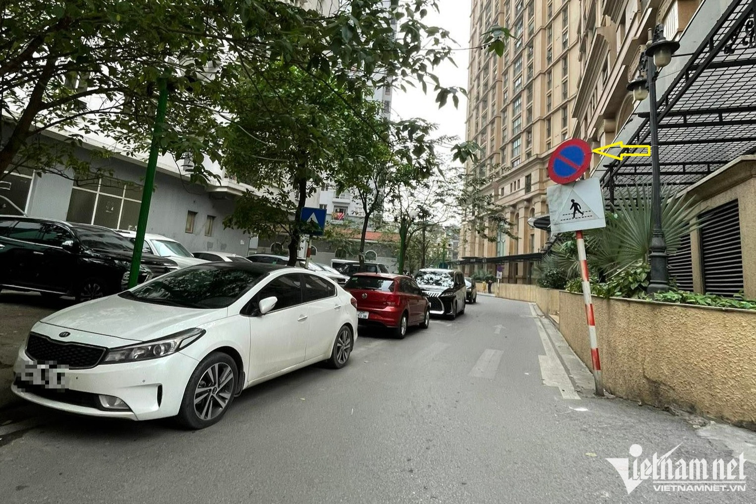 Đỗ xe chung cư: Trăm nỗi bức xúc