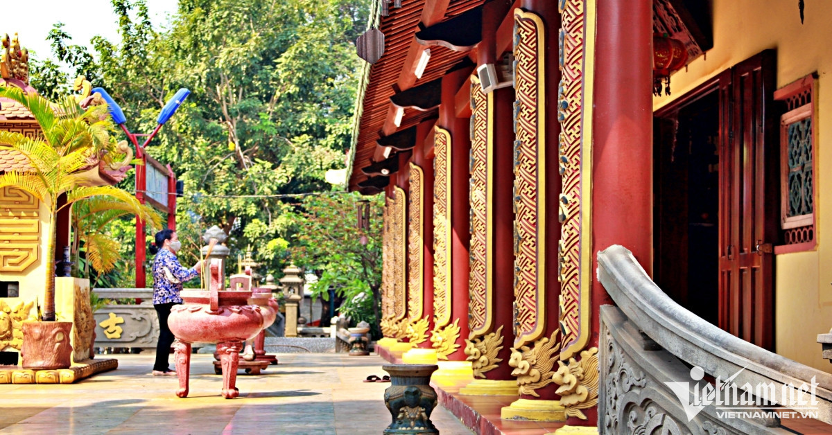 Gilded statues at the pagoda named after phoenix cry in HCMC