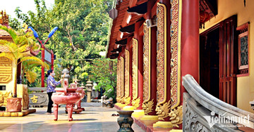 Gilded statues at the pagoda named after phoenix cry in HCMC
