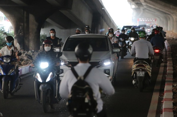 Nghìn xe máy đi ngược chiều ở phần đường Nguyễn Xiển mở rộng