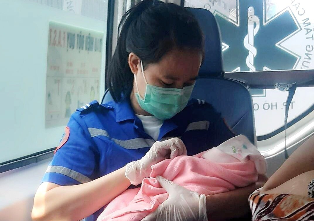 Sản phụ 32 tuổi ở TP.HCM sinh con trong nhà tắm