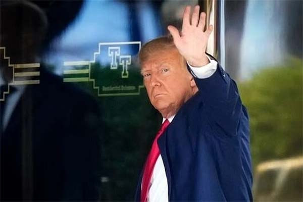 Ông Trump đến New York bằng chuyên cơ riêng, tăng cường đội ngũ biện hộ