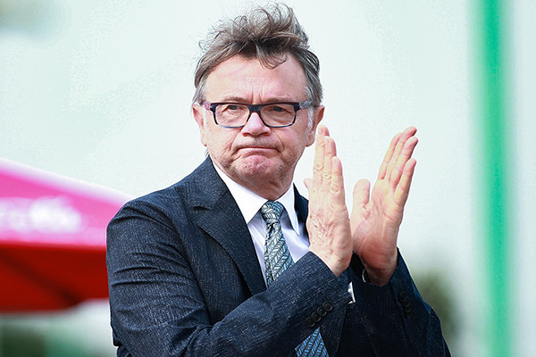 HLV Philippe Troussier và kỳ vọng khi V-League lăn bóng trở lại
