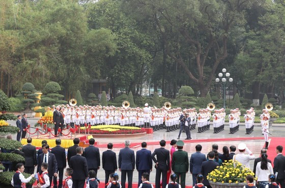 President Vo Van Thuong welcomes Governor-General of Australia David Hurley ảnh 2