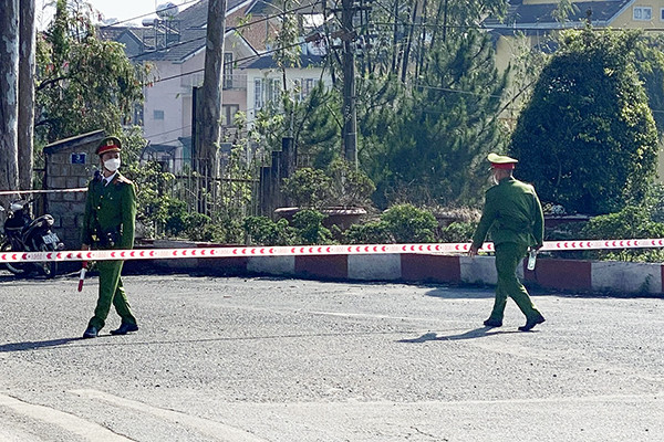 Cảnh sát phong tỏa, khám xét trung tâm đăng kiểm ở Lâm Đồng