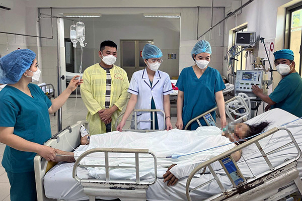 Chuyển viện các bệnh nhân trong vụ xe tải lao vào vách núi ở Phú Yên