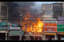 Quán ăn gần bến xe Miền Đông cũ cháy lớn, thiêu rụi nhiều tài sản