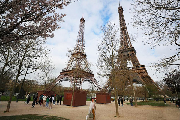 Bất ngờ xuất hiện phiên bản 'sinh đôi' của tháp Eiffel ở Paris