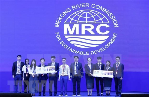 Vietnamese students win two second prizes at MRC technology contest