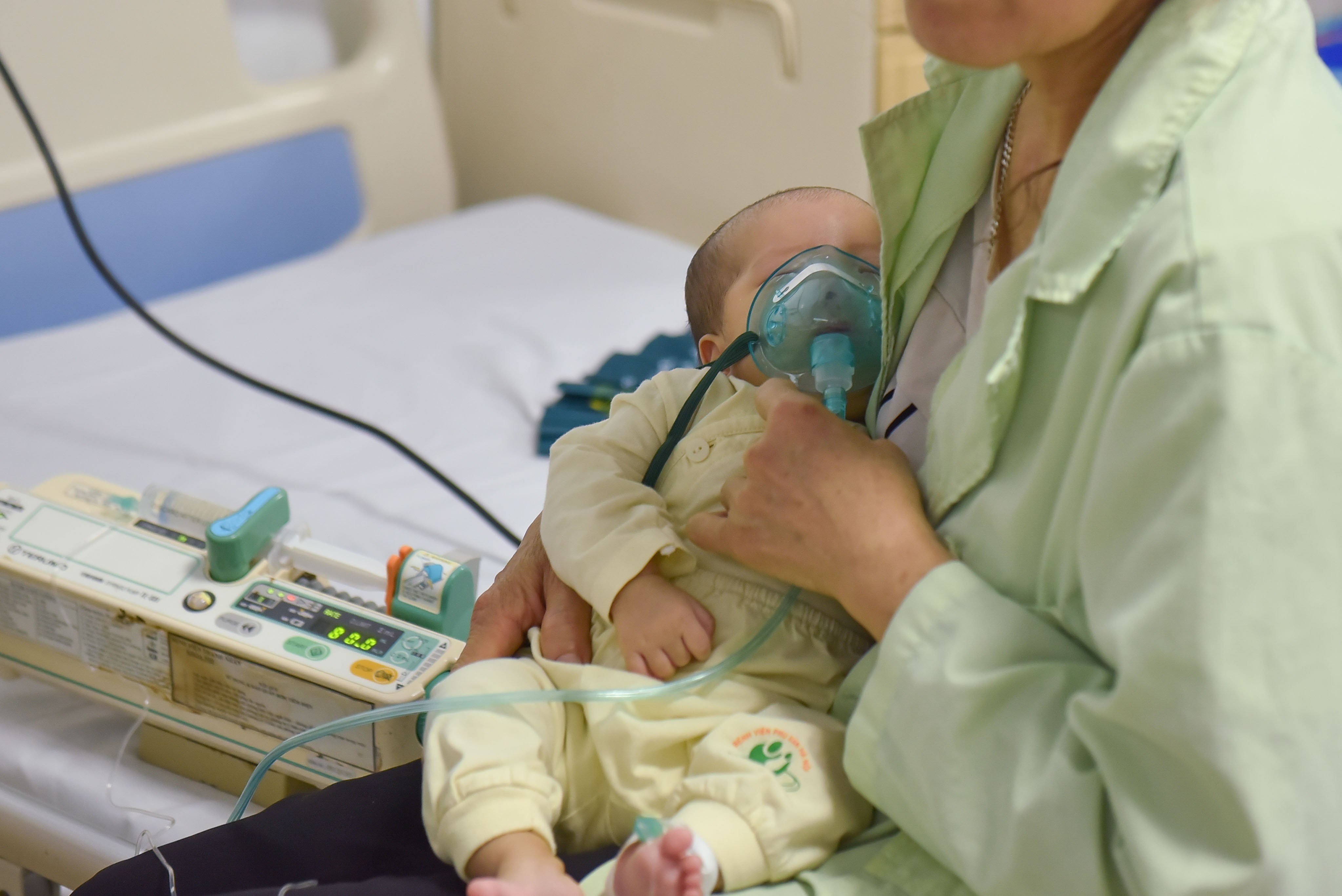 Bệnh viện quá tải do nhiều trẻ Hà Nội mắc RSV trở nặng, phải hỗ trợ hô hấp
