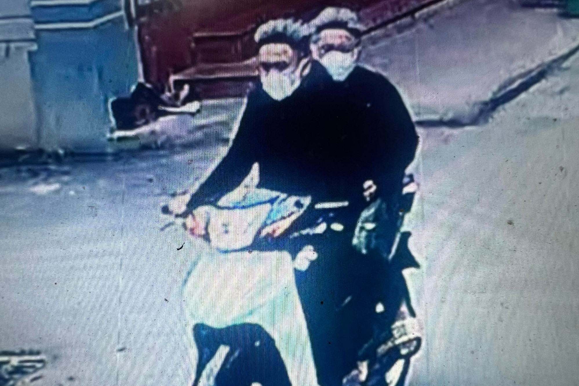 Công bố hình ảnh, truy tìm 2 thanh niên dí dao cướp tài sản ở Hà Nội