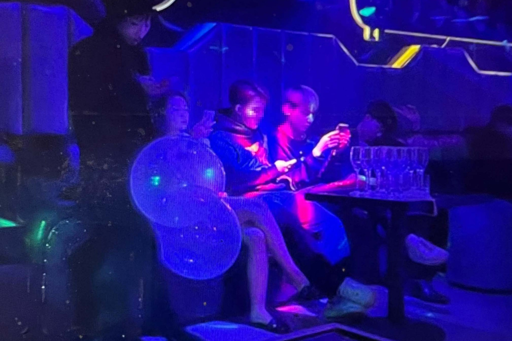 Sử dụng bóng cười trong quán karaoke, nhiều thanh niên bị tạm giữ