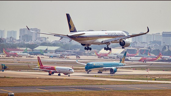 Air tickets almost sold out for long holiday break ảnh 1