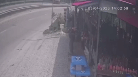 Xe bán tải đâm vào dải phân cách, lộn nhào trước cửa hàng ở Thái Lan