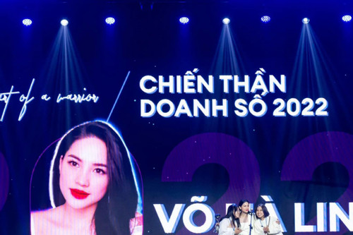 'Chiến thần' Hà Linh livestream bán phá giá dầu gội 11.000đ, triệu người lo sợ?