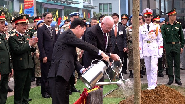 Chủ tịch nước cùng Toàn quyền Australia trồng cây ngọc lan, mong ước hòa bình