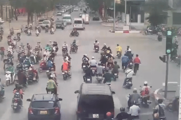 Ô tô đâm loạt xe máy ở Hà Nội: Hiện trường ngổn ngang, 17 người bị thương