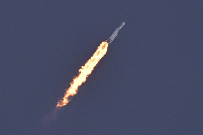 SpaceX vừa phóng tên lửa đẩy mạnh nhất thế giới Falcon Heavy