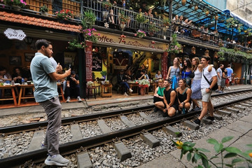 Hanoi bars ’tours’ to popular ’train street’