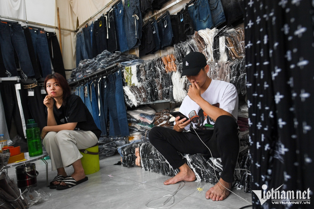 hanoi s largest fashion market falls quiet in post-covid period picture 6