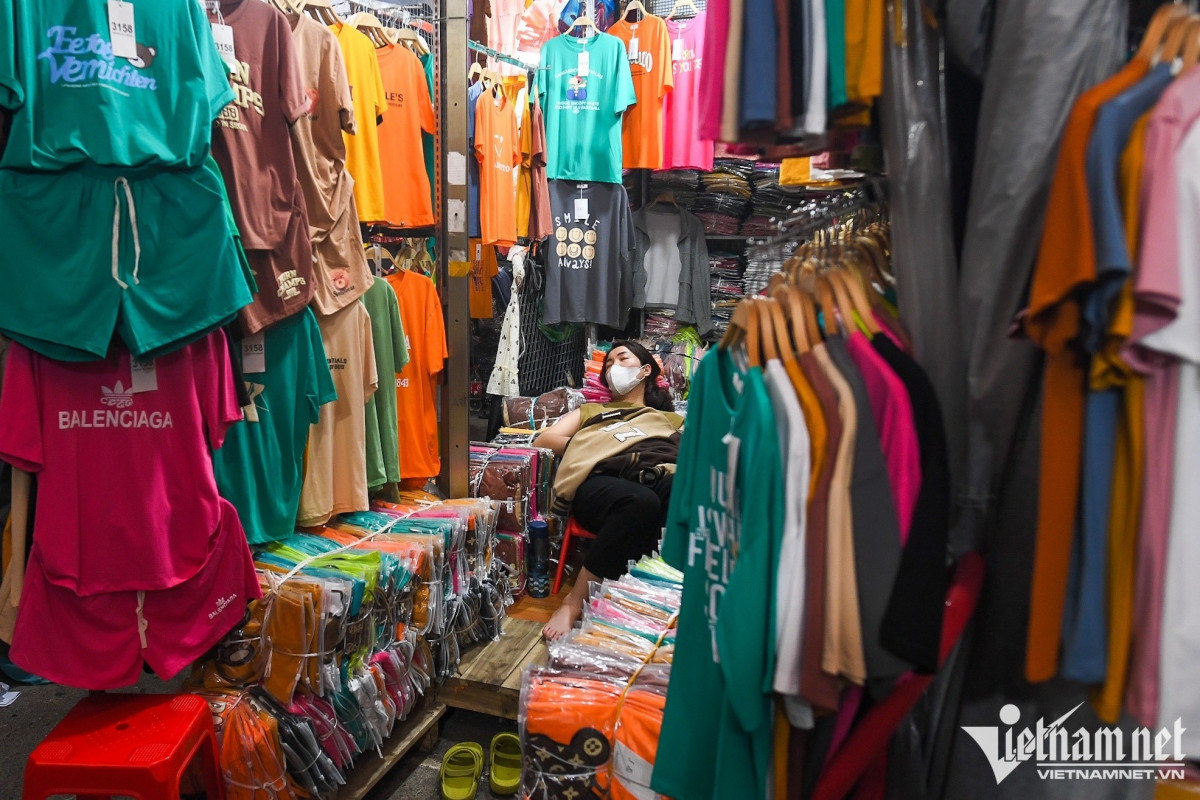 hanoi s largest fashion market falls quiet in post-covid period picture 7