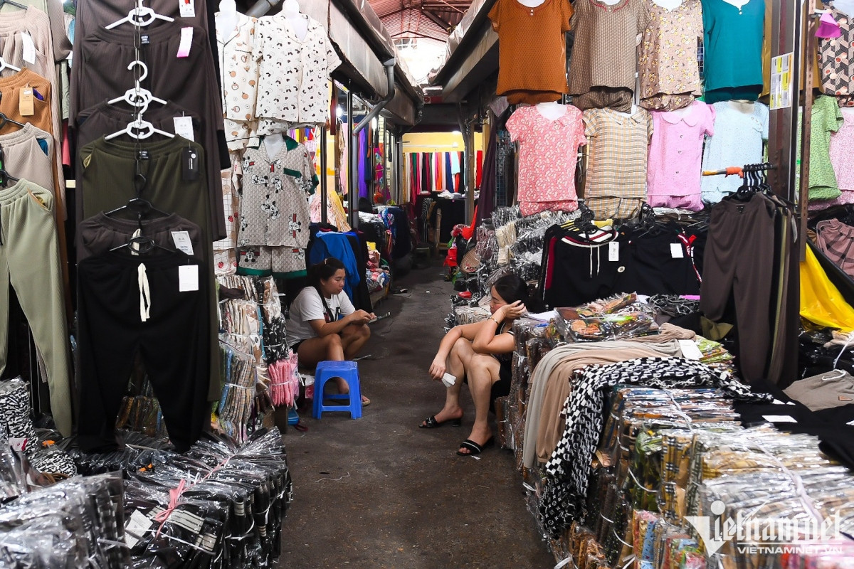 hanoi s largest fashion market falls quiet in post-covid period picture 8