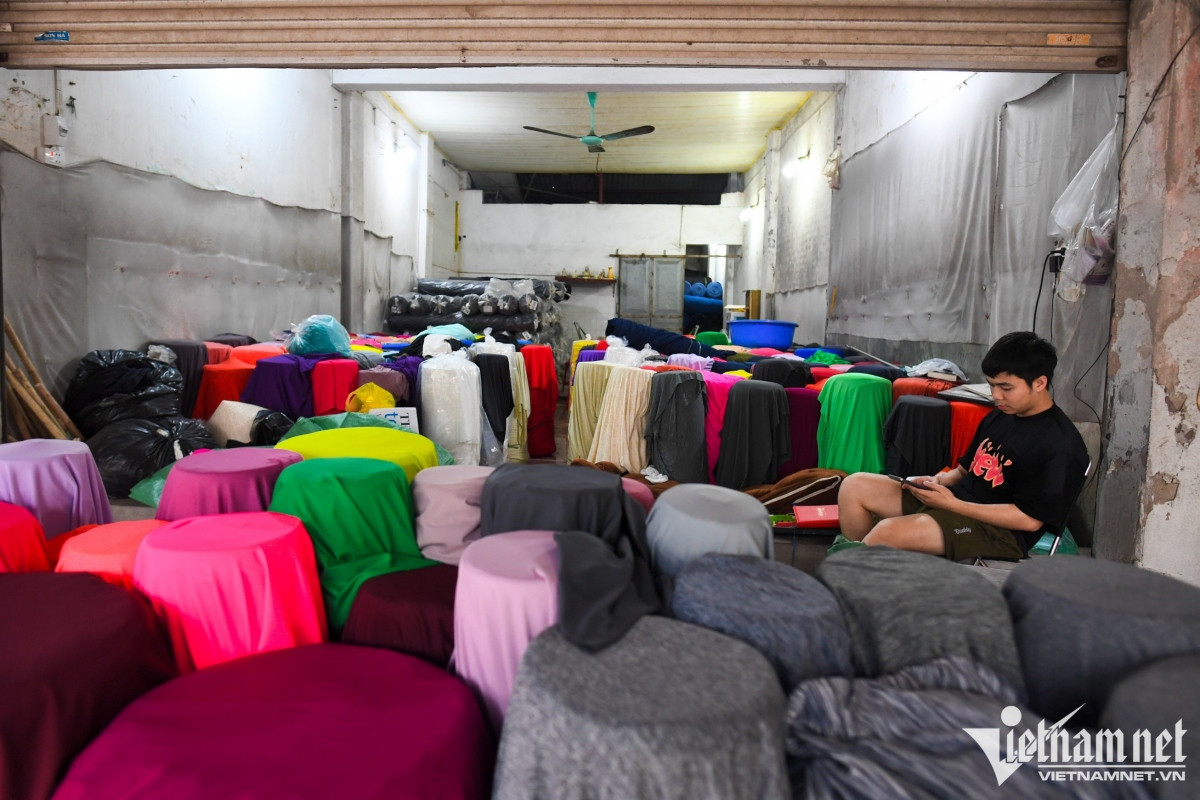 hanoi s largest fashion market falls quiet in post-covid period picture 11