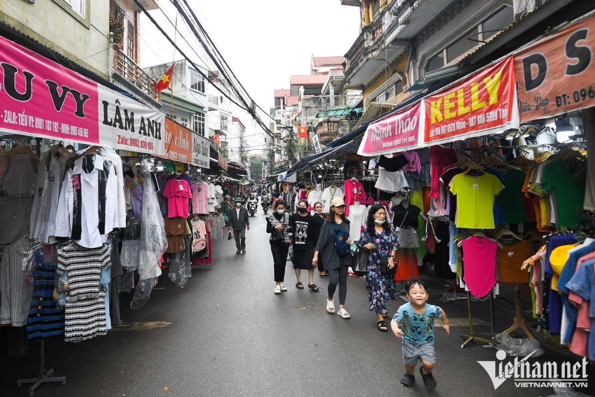 hanoi s largest fashion market falls quiet in post-covid period picture 12