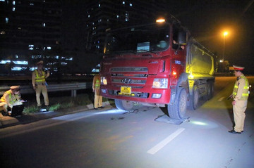 Tổ công tác đặc biệt của CSGT Hà Nội phát hiện xe quá tải 141% trong đêm