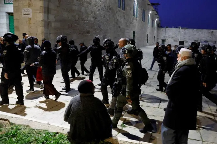 Bạo lực nổ ra tại đền thờ ở Jerusalem, nhiều người Palestine bị thương