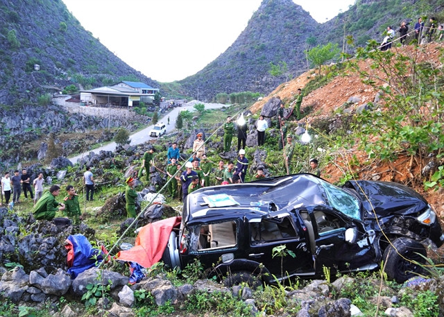 Man rescued after being stuck in a 50m deep sinkhole for 10 hours