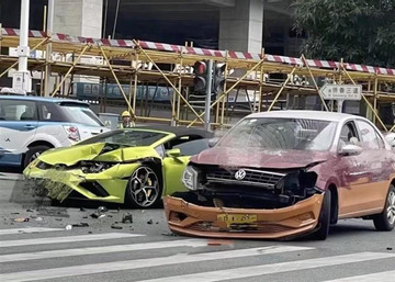 Trung Quốc: Xe tập lái va chạm với siêu xe Lamborghini trên phố