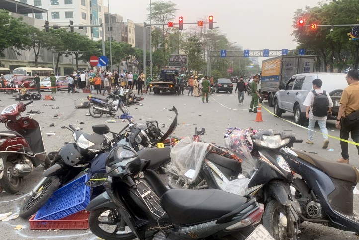 Chủ tịch Hà Nội chỉ đạo làm rõ nguyên nhân vụ ô tô đâm 17 xe máy