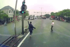 Ấm lòng xem clip tài xế dừng xe giúp người khiếm thị qua đường